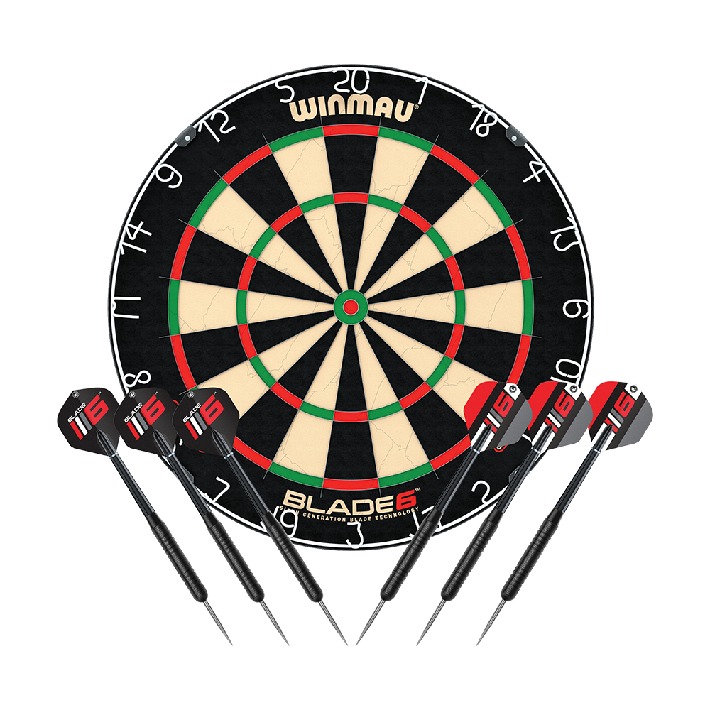 Das Bild zeigt das Winmau Blade 6 Dartboard Set mit zwei Sets Winmau Steeldarts. Die Dartscheibe ist rund und es sind insgesamt sechs Steeldarts abgebildet.